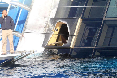 Varias personas han muerto y otras han resultado heridas, mientras continúan las labores de rescate de los pasajeros del crucero Costa Concordia, que encalló la noche del viernes en la isla italiana de Giglio.