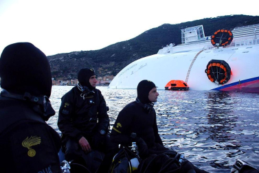 Varias personas han muerto y otras han resultado heridas, mientras continúan las labores de rescate de los pasajeros del crucero Costa Concordia, que encalló la noche del viernes en la isla italiana de Giglio.