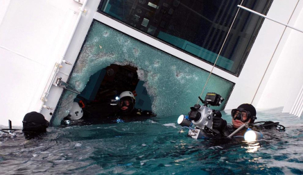 Varias personas han muerto y otras han resultado heridas, mientras continúan las labores de rescate de los pasajeros del crucero Costa Concordia, que encalló la noche del viernes en la isla italiana de Giglio.