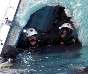 Varias personas han muerto y otras han resultado heridas, mientras continúan las labores de rescate de los pasajeros del crucero Costa Concordia, que encalló la noche del viernes en la isla italiana de Giglio.