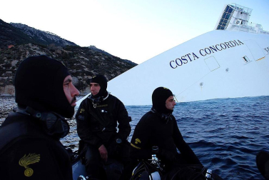 Varias personas han muerto y otras han resultado heridas, mientras continúan las labores de rescate de los pasajeros del crucero Costa Concordia, que encalló la noche del viernes en la isla italiana de Giglio.