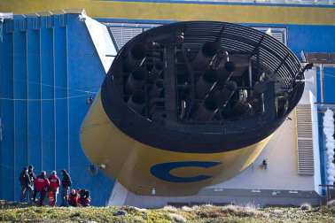 Varias personas han muerto y otras han resultado heridas, mientras continúan las labores de rescate de los pasajeros del crucero Costa Concordia, que encalló la noche del viernes en la isla italiana de Giglio.