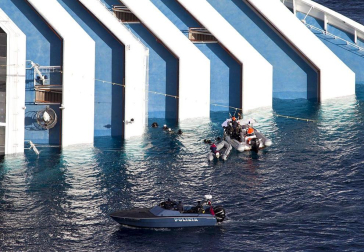 Varias personas han muerto y otras han resultado heridas, mientras continúan las labores de rescate de los pasajeros del crucero Costa Concordia, que encalló la noche del viernes en la isla italiana de Giglio.