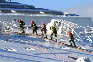 Varias personas han muerto y otras han resultado heridas, mientras continúan las labores de rescate de los pasajeros del crucero Costa Concordia, que encalló la noche del viernes en la isla italiana de Giglio.