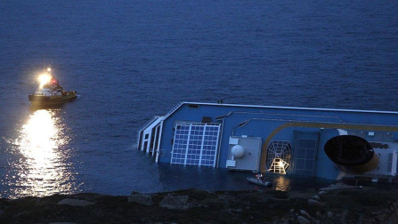 Varias personas han muerto y otras han resultado heridas, mientras continúan las labores de rescate de los pasajeros del crucero Costa Concordia, que encalló la noche del viernes en la isla italiana de Giglio.