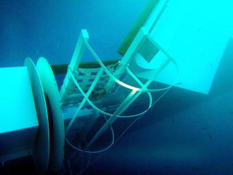 Varias personas han muerto y otras han resultado heridas, mientras continúan las labores de rescate de los pasajeros del crucero Costa Concordia, que encalló la noche del viernes en la isla italiana de Giglio.