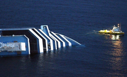 Varias personas han muerto y otras han resultado heridas, mientras continúan las labores de rescate de los pasajeros del crucero Costa Concordia, que encalló la noche del viernes en la isla italiana de Giglio.