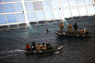 Varias personas han muerto y otras han resultado heridas, mientras continúan las labores de rescate de los pasajeros del crucero Costa Concordia, que encalló la noche del viernes en la isla italiana de Giglio.