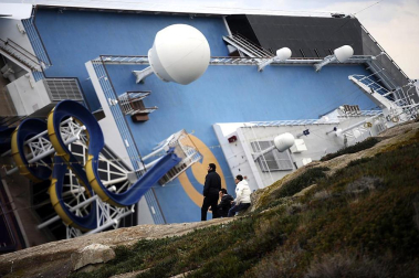 Varias personas han muerto y otras han resultado heridas, mientras continúan las labores de rescate de los pasajeros del crucero Costa Concordia, que encalló la noche del viernes en la isla italiana de Giglio.