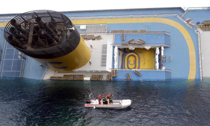 Varias personas han muerto y otras han resultado heridas, mientras continúan las labores de rescate de los pasajeros del crucero Costa Concordia, que encalló la noche del viernes en la isla italiana de Giglio.