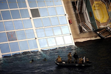 Varias personas han muerto y otras han resultado heridas, mientras continúan las labores de rescate de los pasajeros del crucero Costa Concordia, que encalló la noche del viernes en la isla italiana de Giglio.