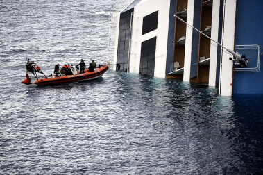 Varias personas han muerto y otras han resultado heridas, mientras continúan las labores de rescate de los pasajeros del crucero Costa Concordia, que encalló la noche del viernes en la isla italiana de Giglio.