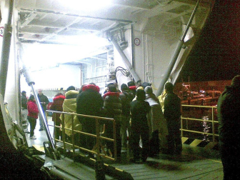 Varias personas han muerto y otras han resultado heridas, mientras continúan las labores de rescate de los pasajeros del crucero Costa Concordia, que encalló la noche del viernes en la isla italiana de Giglio.