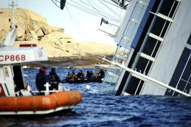 Varias personas han muerto y otras han resultado heridas, mientras continúan las labores de rescate de los pasajeros del crucero Costa Concordia, que encalló la noche del viernes en la isla italiana de Giglio.