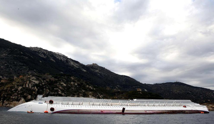 Varias personas han muerto y otras han resultado heridas, mientras continúan las labores de rescate de los pasajeros del crucero Costa Concordia, que encalló la noche del viernes en la isla italiana de Giglio.