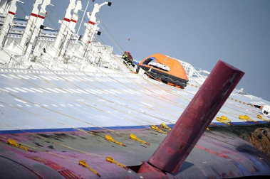 Varias personas han muerto y otras han resultado heridas, mientras continúan las labores de rescate de los pasajeros del crucero Costa Concordia, que encalló la noche del viernes en la isla italiana de Giglio.