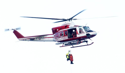 Varias personas han muerto y otras han resultado heridas, mientras continúan las labores de rescate de los pasajeros del crucero Costa Concordia, que encalló la noche del viernes en la isla italiana de Giglio.