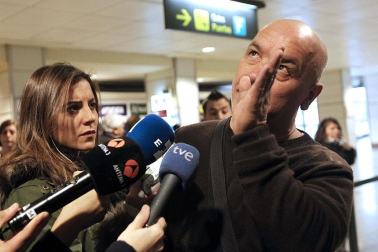 Varias personas han muerto y otras han resultado heridas, mientras continúan las labores de rescate de los pasajeros del crucero Costa Concordia, que encalló la noche del viernes en la isla italiana de Giglio.