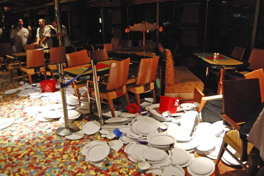 Varias personas han muerto y otras han resultado heridas, mientras continúan las labores de rescate de los pasajeros del crucero Costa Concordia, que encalló la noche del viernes en la isla italiana de Giglio.