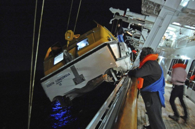 Varias personas han muerto y otras han resultado heridas, mientras continúan las labores de rescate de los pasajeros del crucero Costa Concordia, que encalló la noche del viernes en la isla italiana de Giglio.
