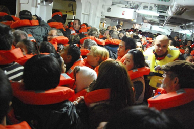 Varias personas han muerto y otras han resultado heridas, mientras continúan las labores de rescate de los pasajeros del crucero Costa Concordia, que encalló la noche del viernes en la isla italiana de Giglio.