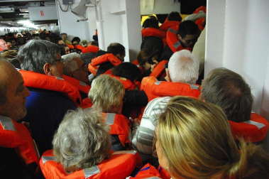 Varias personas han muerto y otras han resultado heridas, mientras continúan las labores de rescate de los pasajeros del crucero Costa Concordia, que encalló la noche del viernes en la isla italiana de Giglio.