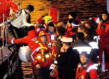 Varias personas han muerto y otras han resultado heridas, mientras continúan las labores de rescate de los pasajeros del crucero Costa Concordia, que encalló la noche del viernes en la isla italiana de Giglio.