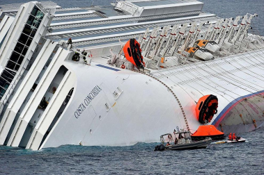 Varias personas han muerto y otras han resultado heridas, mientras continúan las labores de rescate de los pasajeros del crucero Costa Concordia, que encalló la noche del viernes en la isla italiana de Giglio.