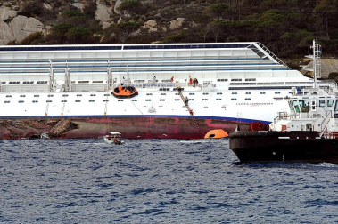 Varias personas han muerto y otras han resultado heridas, mientras continúan las labores de rescate de los pasajeros del crucero Costa Concordia, que encalló la noche del viernes en la isla italiana de Giglio.