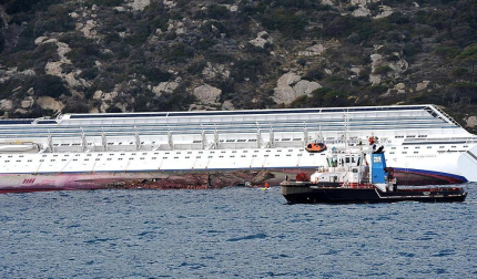Varias personas han muerto y otras han resultado heridas, mientras continúan las labores de rescate de los pasajeros del crucero Costa Concordia, que encalló la noche del viernes en la isla italiana de Giglio.