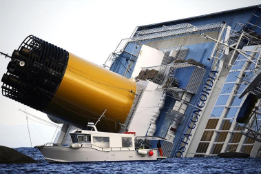 Varias personas han muerto y otras han resultado heridas, mientras continúan las labores de rescate de los pasajeros del crucero Costa Concordia, que encalló la noche del viernes en la isla italiana de Giglio.