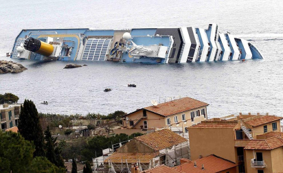 Varias personas han muerto y otras han resultado heridas, mientras continúan las labores de rescate de los pasajeros del crucero Costa Concordia, que encalló la noche del viernes en la isla italiana de Giglio.