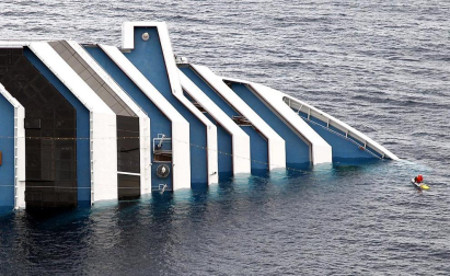 Varias personas han muerto y otras han resultado heridas, mientras continúan las labores de rescate de los pasajeros del crucero Costa Concordia, que encalló la noche del viernes en la isla italiana de Giglio.