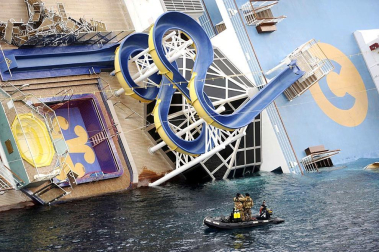 Varias personas han muerto y otras han resultado heridas, mientras continúan las labores de rescate de los pasajeros del crucero Costa Concordia, que encalló la noche del viernes en la isla italiana de Giglio.