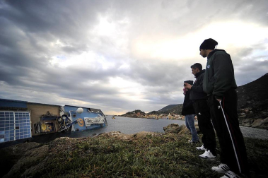 Varias personas han muerto y otras han resultado heridas, mientras continúan las labores de rescate de los pasajeros del crucero Costa Concordia, que encalló la noche del viernes en la isla italiana de Giglio.