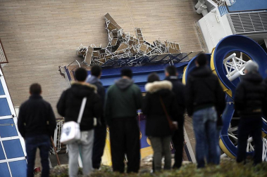 Varias personas han muerto y otras han resultado heridas, mientras continúan las labores de rescate de los pasajeros del crucero Costa Concordia, que encalló la noche del viernes en la isla italiana de Giglio.