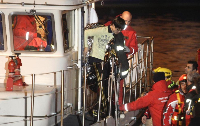 Varias personas han muerto y otras han resultado heridas, mientras continúan las labores de rescate de los pasajeros del crucero Costa Concordia, que encalló la noche del viernes en la isla italiana de Giglio.