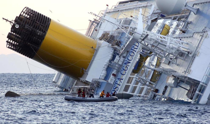 Varias personas han muerto y otras han resultado heridas, mientras continúan las labores de rescate de los pasajeros del crucero Costa Concordia, que encalló la noche del viernes en la isla italiana de Giglio.