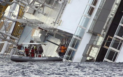 Varias personas han muerto y otras han resultado heridas, mientras continúan las labores de rescate de los pasajeros del crucero Costa Concordia, que encalló la noche del viernes en la isla italiana de Giglio.