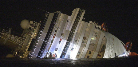 Varias personas han muerto y otras han resultado heridas, mientras continúan las labores de rescate de los pasajeros del crucero Costa Concordia, que encalló la noche del viernes en la isla italiana de Giglio.