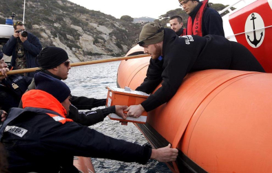 Varias personas han muerto y otras han resultado heridas, mientras continúan las labores de rescate de los pasajeros del crucero Costa Concordia, que encalló la noche del viernes en la isla italiana de Giglio.