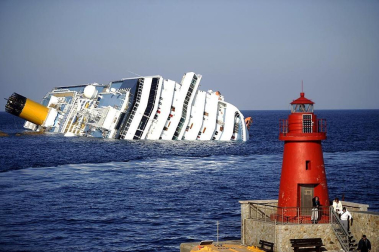 Varias personas han muerto y otras han resultado heridas, mientras continúan las labores de rescate de los pasajeros del crucero Costa Concordia, que encalló la noche del viernes en la isla italiana de Giglio.