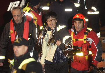 Varias personas han muerto y otras han resultado heridas, mientras continúan las labores de rescate de los pasajeros del crucero Costa Concordia, que encalló la noche del viernes en la isla italiana de Giglio.