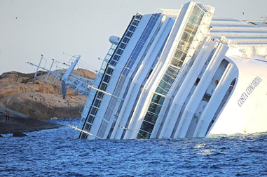 Varias personas han muerto y otras han resultado heridas, mientras continúan las labores de rescate de los pasajeros del crucero Costa Concordia, que encalló la noche del viernes en la isla italiana de Giglio.