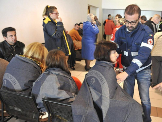 Varias personas han muerto y otras han resultado heridas, mientras continúan las labores de rescate de los pasajeros del crucero Costa Concordia, que encalló la noche del viernes en la isla italiana de Giglio.