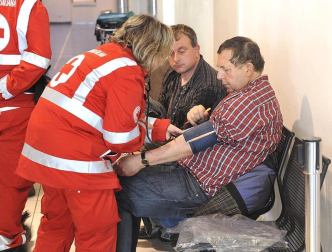 Varias personas han muerto y otras han resultado heridas, mientras continúan las labores de rescate de los pasajeros del crucero Costa Concordia, que encalló la noche del viernes en la isla italiana de Giglio.