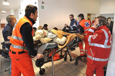 Varias personas han muerto y otras han resultado heridas, mientras continúan las labores de rescate de los pasajeros del crucero Costa Concordia, que encalló la noche del viernes en la isla italiana de Giglio.