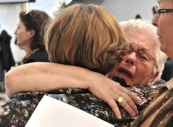 Varias personas han muerto y otras han resultado heridas, mientras continúan las labores de rescate de los pasajeros del crucero Costa Concordia, que encalló la noche del viernes en la isla italiana de Giglio.