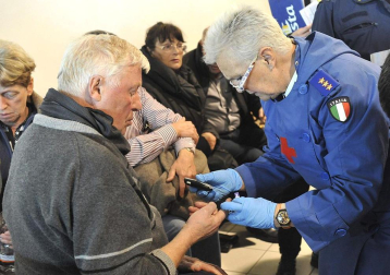 Varias personas han muerto y otras han resultado heridas, mientras continúan las labores de rescate de los pasajeros del crucero Costa Concordia, que encalló la noche del viernes en la isla italiana de Giglio.