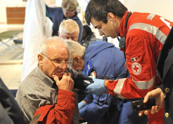 Varias personas han muerto y otras han resultado heridas, mientras continúan las labores de rescate de los pasajeros del crucero Costa Concordia, que encalló la noche del viernes en la isla italiana de Giglio.